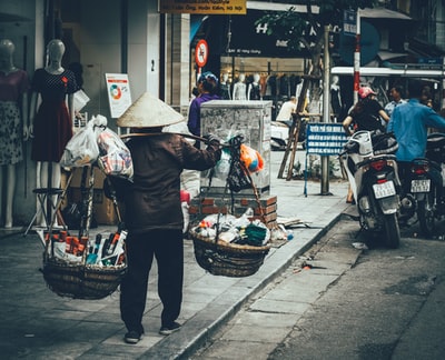 在街上卖产品的人